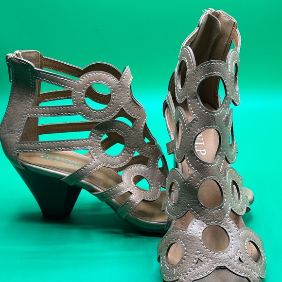 N.Y. VIP Tan Heel Open Toe Sandals Size 8 NWOT - Picture 8 of 14